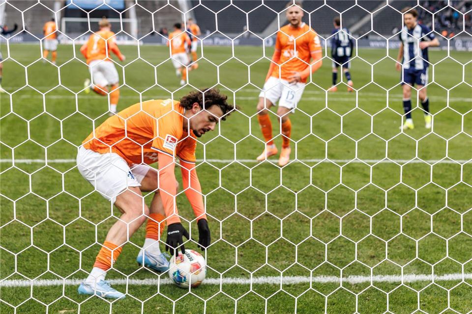 Elfmeterschütze Fraser Hornby hat’s eilig.  Andreas Gora/dpa