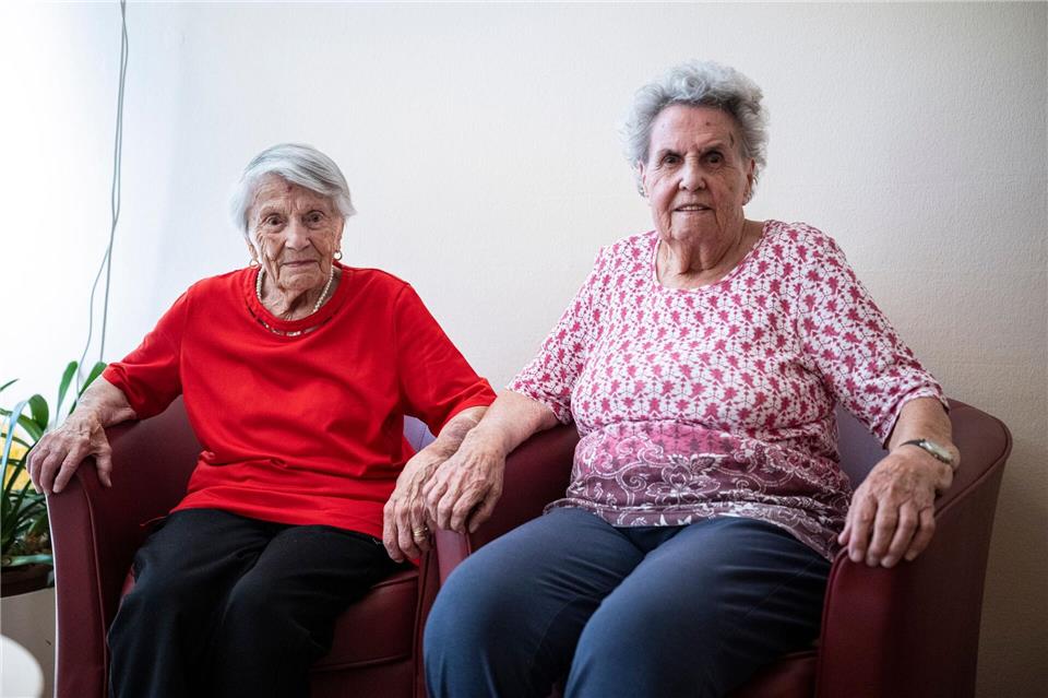 Elfriede Kaiser und Marianne Seyl passen an heißen Tagen aufeinander auf.Hannes P. Albert/dpa