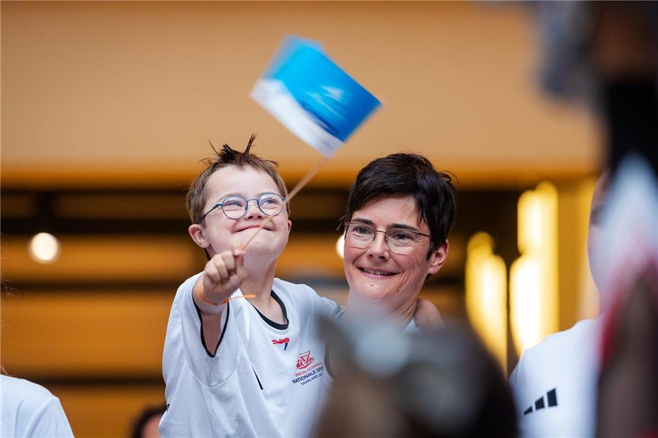 Elias (8) strahlt nach dem erfolgreichen Fackellauf der Special Olympics in der EUROPA-Galerie mit seiner Mutter Stephanie Lade um die Wette.Laszlo Pinter/dpa