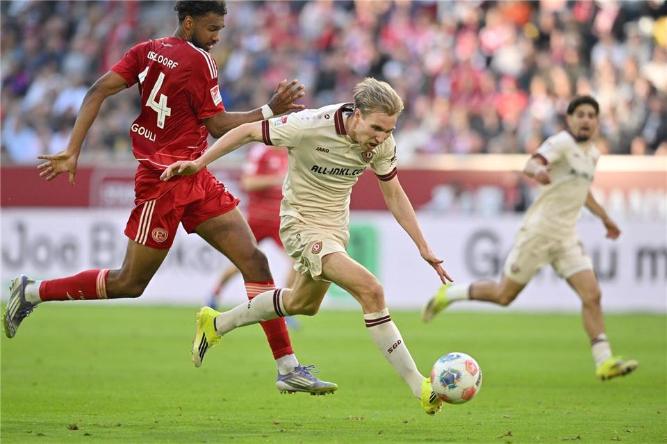 Elias Egouli (Fortuna Düsseldorf) und Dresdens Vincent Vermeij (r) im Zweikampf.Anke Waelischmiller/dpa