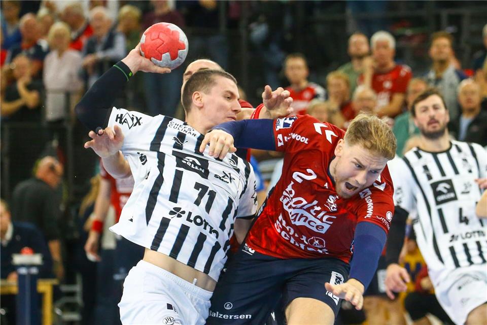 Elias Ellefsen á Skipagøtu (THW Kiel) im Zweikampf mit Simon Pytlick (SG Flensburg-Handewitt).Michael Hundt/dpa
