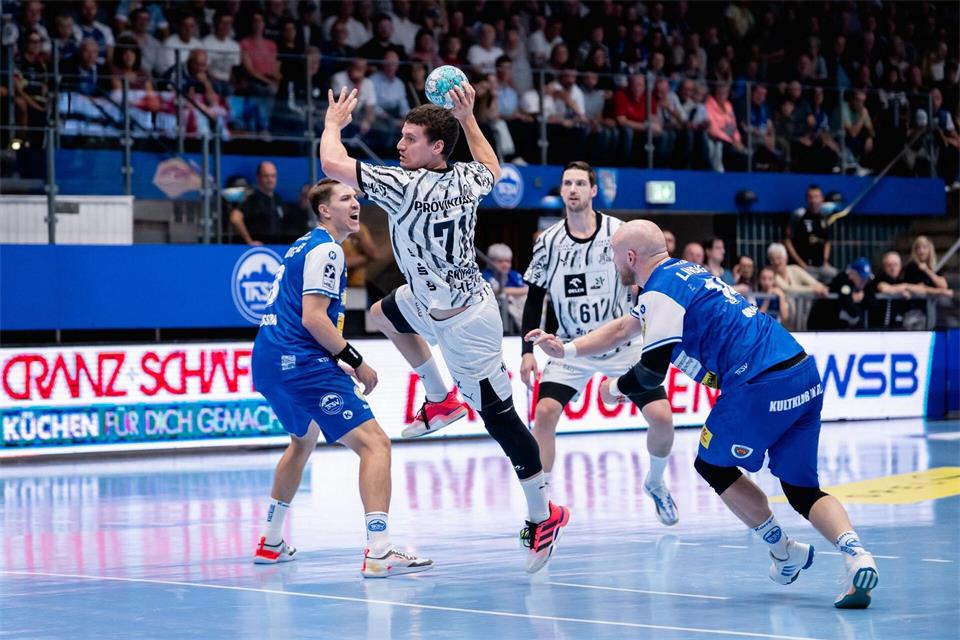 Elias Ellefsen á Skipagøtu kommt gegen die Eisenacher Defensive frei zum Wurf.Jacob Schröter/dpa
