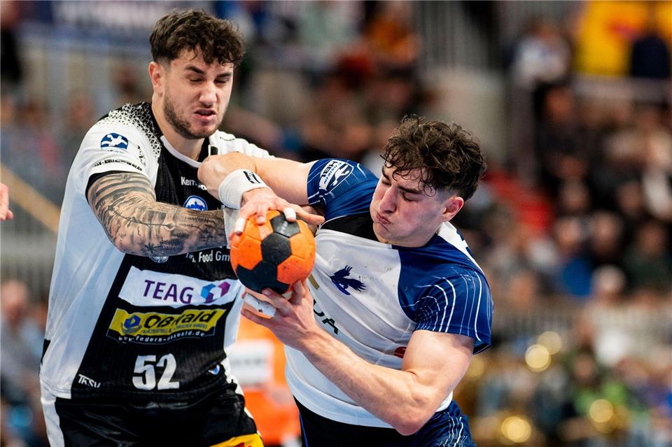 Elias Kofler (r) wechselt innerhalb der Bundesliga zum HSV Hamburg.Julius Frick/dpa