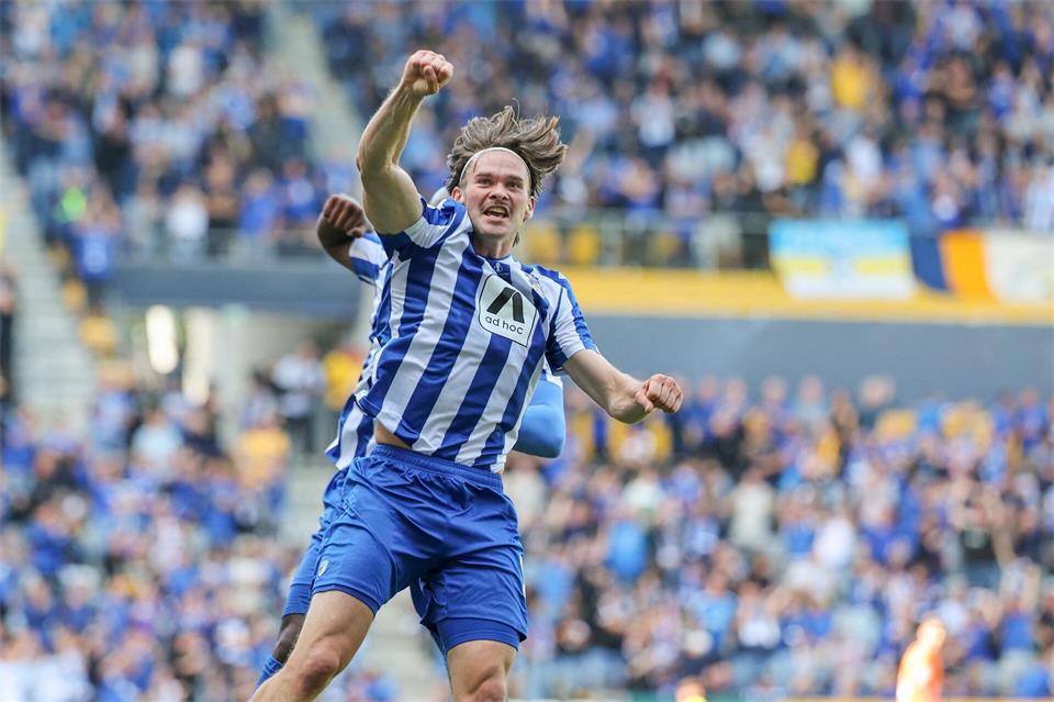 Elias Löder vom FC Carl Zeiss Jena jubelt nach seinem Traumtor aus 29 Metern den 1:1-Ausgleich.Jan Woitas/dpa