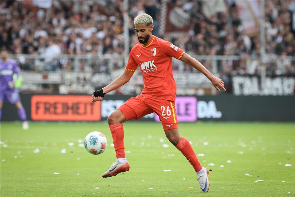 Elias Saad hat sich beim FC Augsburg nicht als die erhoffte Verstärkung erwiesen. (Archivbild)Christian Charisius/dpa
