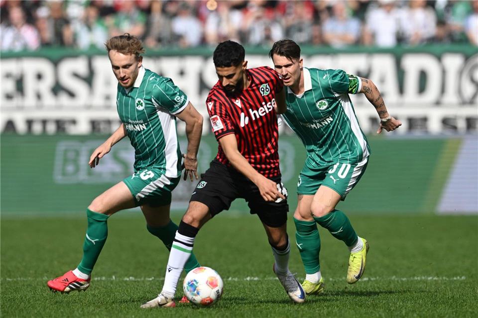 Elias Saad (m) und die anderen Hannoveraner haben gegen Fürth gepatzt.Carmen Jaspersen/dpa