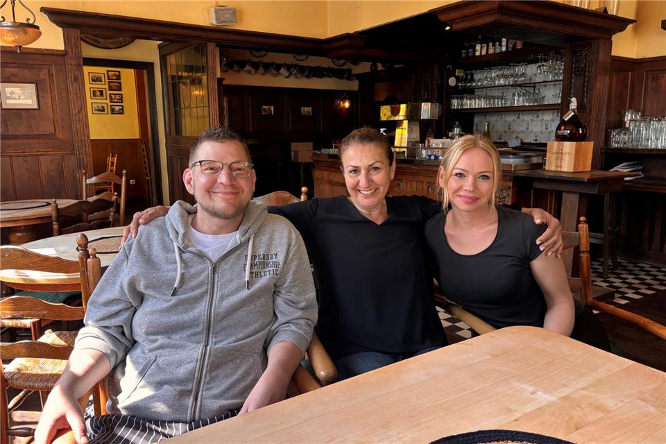 Elif Canpolat (Mitte) mit ihren Mitarbeitern Ante Duilo (links) und Alwina Bayram.