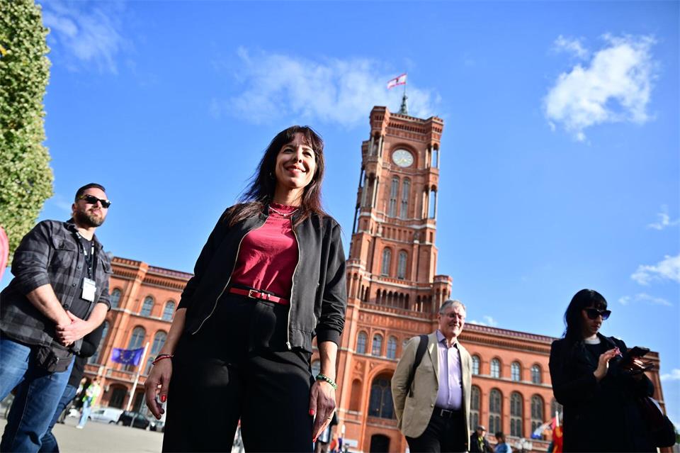 Elif Eralp, Linken-Spitzenkandidatin bei der Wahl zum Abgeordnetenhaus von Berlin 2026, kommt zum Wahlkampfabschluss. Sebastian Gollnow/dpa