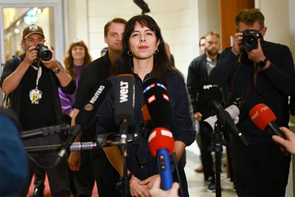 Elif Eralp äußert sich zu „Spiegel“-Bericht am Rande der Plenarsitzung des neuen Berliner Abgeordnetenhauses. Britta Pedersen/dpa