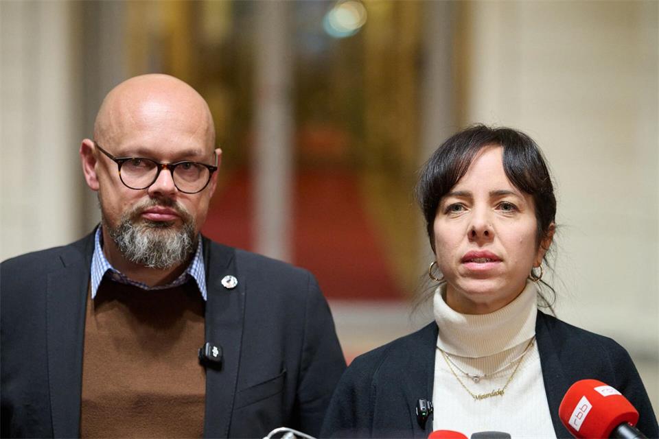 Elif Eralp (r) und Tobias Schulze leiten die Linke-Fraktion im Berliner Abgeordnetenhaus. Soeren Stache/dpa
