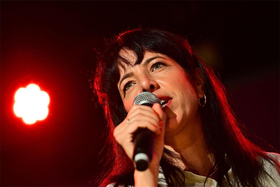 Elif Eralp ruft ihren Anhängern zu: „Ab heute verändern wir Berlin.“Sebastian Gollnow/dpa