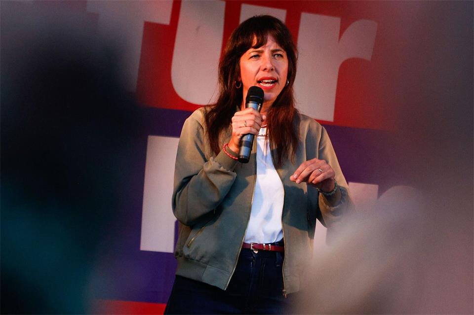 Elif Eralp will als Linken-Spitzenkandidatin für die Berlin-Wahl am 20. September in das Rote Rathaus einziehen. (Archiv)Carsten Koall/dpa