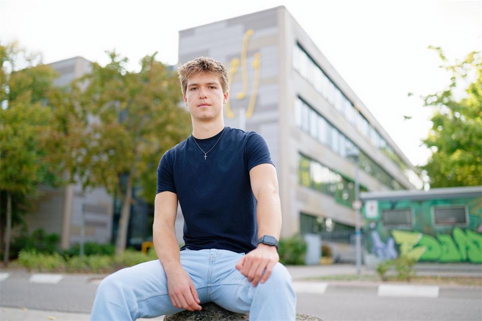 Elija Walk klagt, weil an seiner Schule so viel Unterricht ausfiel. (Archivbild)Uwe Anspach/dpa