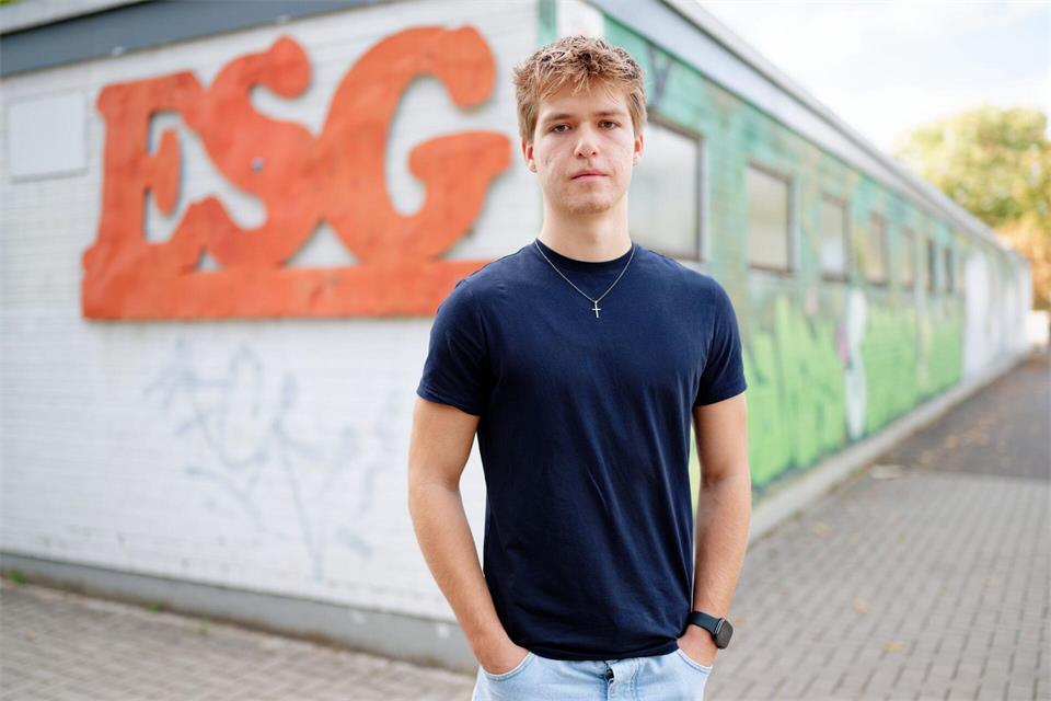 Elija Walk klagt, weil an seiner Schule so viel Unterricht ausfiel. (Archivbild)Uwe Anspach/dpa