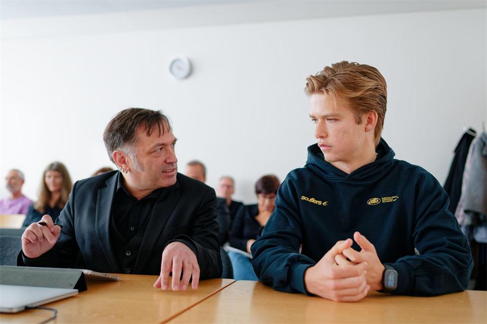 Elija Walk (r) klagt, weil an seiner Schule so viel Unterricht ausfiel.Uwe Anspach/dpa
