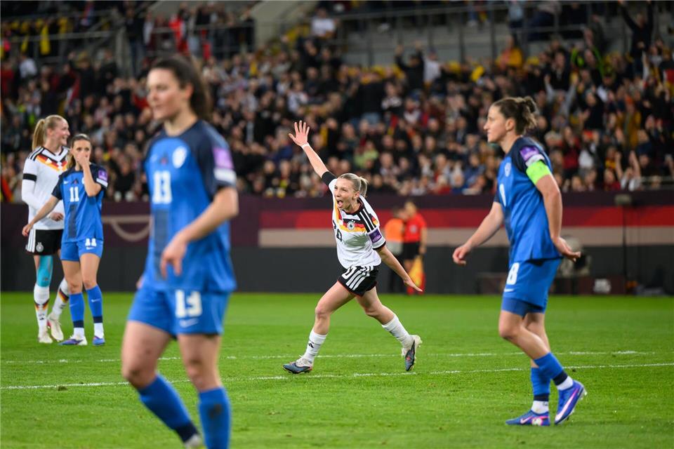 Elisa Senß dreht nach ihrem Tor jubelnd ab.Robert Michael/dpa