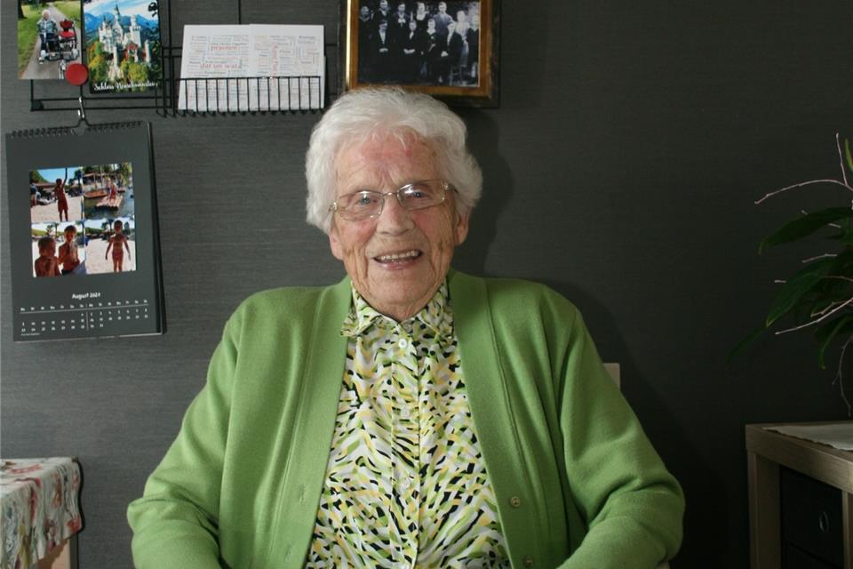 Elisabeth Hülskamp feiert heute ihren 100-Jährigen. Das heißt: Bis dato hat ihr Herz drei Milliarden, 155 Millionen und 760 Tausend Sekunden geschlagen. Das muss ihr erst einmal jemand nachmachen.