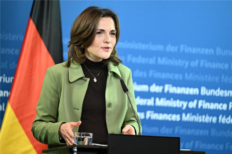 Elisabeth Kaiser (SPD), Beauftragte der Bundesregierung für Ostdeutschland, sieht die Streichung der Förderung von rund 200 Demokratieprojekten kritisch. (Archivbild) Lilli Förter/dpa