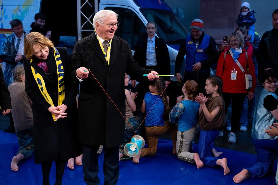 Elke Büdenbender und Bundespräsident Frank-Walter Steinmeier besuchen nach der offiziellen Eröffnung des 104. Deutschen Katholikentags in Würzburg bei einem Rundgang den Kinderzirkus „Blamage“.Sven Hoppe/dpa