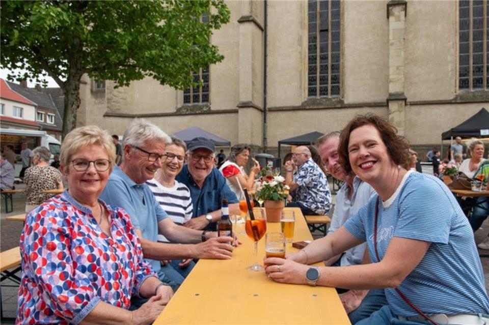 Elke Kreierhoff (rechts) weckt mit ihrer Freundesgruppe alte Erinnerungen an das Stadtfest.