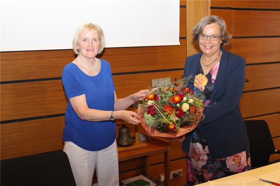 Elke Rybarczyk ist Bürgermeister-Kandidaten der Raesfelder SPD. Ursula Schulte (MdB, links) gratuliert.