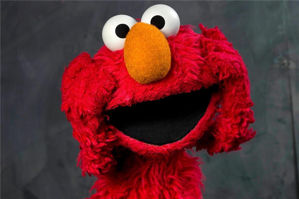 Elmo, das rote Monster aus der Sesamstraße, ist mit einem neuen Videopodcast auf Sendung und interviewt prominente Gäste. (Archivbild)Victoria Will/WILLV/AP/dpa
