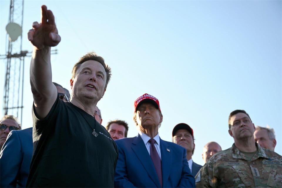 Elon Musk soll die Einschränkungen veranlasst und darüber auch mit Donald Trump gesprochen haben. (Archivbild)Brandon Bell/Getty Images North America Pool via AP/dpa