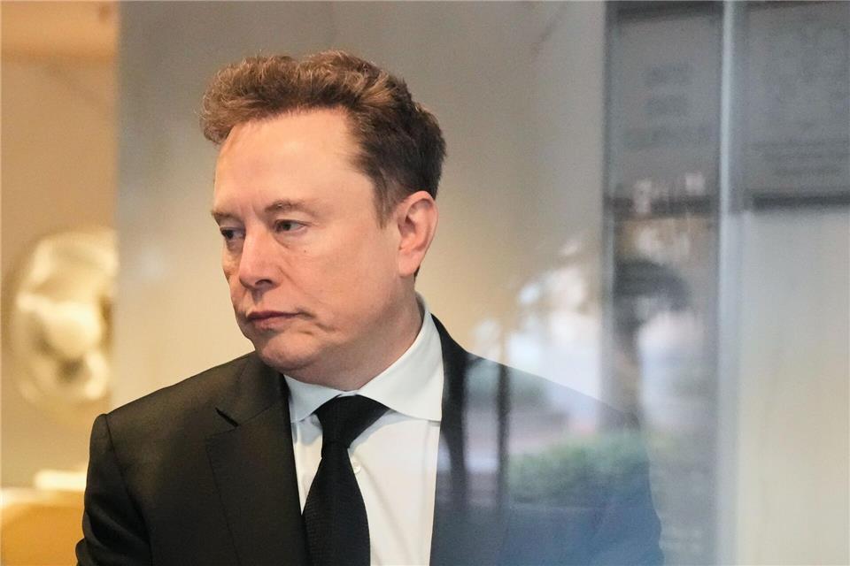 Elon Musk will sich mit seiner Niederlage nicht abfinden und kündigte den Gang vors Berufungsgericht an. (Archivbild)Godofredo A. Vásquez/AP/dpa