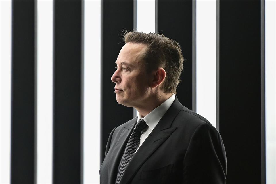 Elon Musk winken bis zu eine Billion Dollar. (Archivbild)Patrick Pleul/dpa