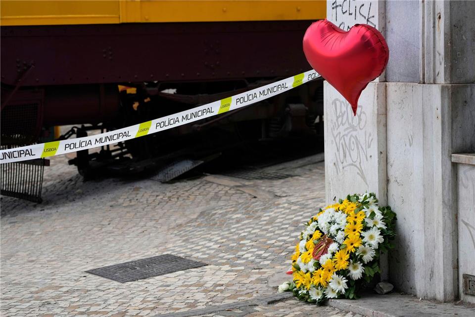 Eltern aus Deutschland haben ihren Sohn, den die Polizei schon unter den Todesopfern vermutete, schwer verletzt aber lebend in einem Krankenhaus von Lissabon gefunden. Armando Franca/AP/dpa