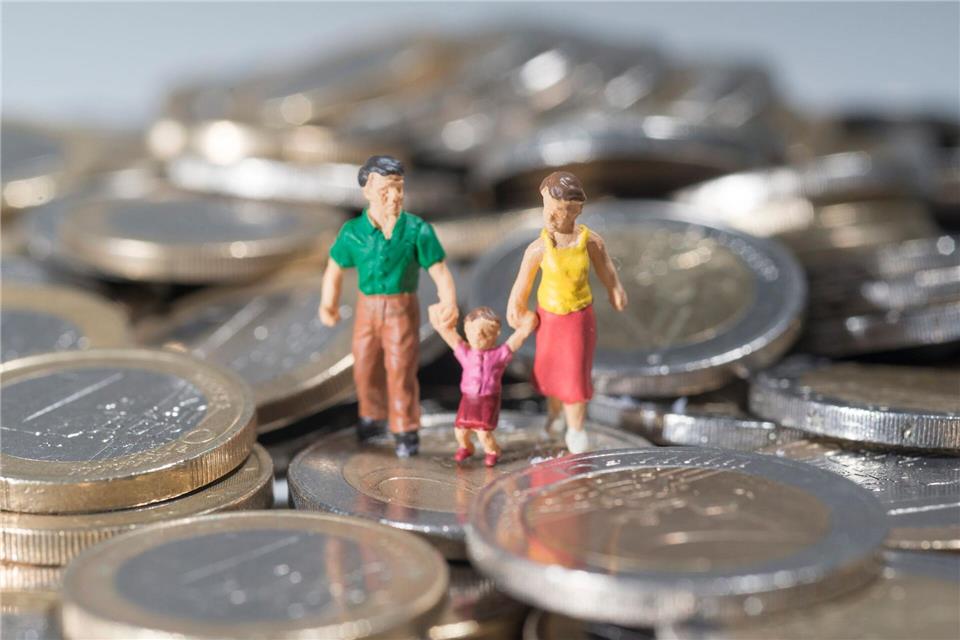 Eltern kleiner Kinder müssen in Bayern jetzt mit weniger Geld zurechtkommen (Symbolbild).Marc Müller/dpa