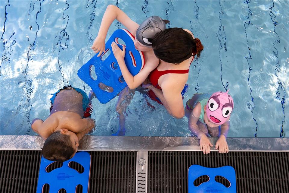 Eltern müssen ihre Kinder im Schwimmbad stets im Blick behalten. (Symbolbild)Sven Hoppe/dpa