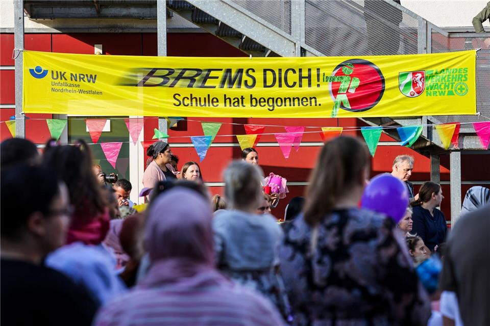 Eltern sollten den Schulweg vor der Einschulung mit ihren Kindern üben. (Archivbild)Christoph Reichwein/dpa