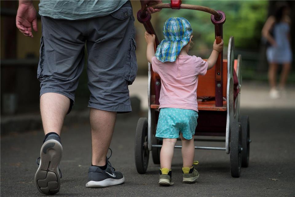 Elterngeld: Sachsen bleibt Spitzenreiter beim Väteranteil. (Symbolbild)Monika Skolimowska/dpa-Zentralbild/dpa