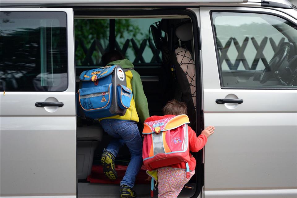 Elterntaxi bedeutet, dass Eltern ihre Kinder mit dem Auto zur Schule bringen oder auch wieder abholen. (Symbolbild)Ralf Hirschberger/dpa-Zentralbild/dpa