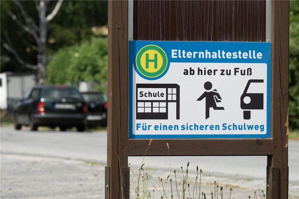 „Elterntaxis“ sind selten gern gesehen. (Symbolbild)Sebastian Kahnert/dpa