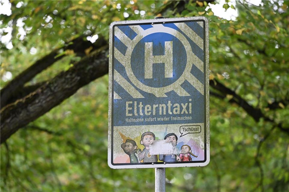 Für die Sicherheit: Elterntaxis werden ausgebremst Elterntaxis vor Schulen können zu einem Verkehrschaos führen.Shireen Broszies/dpa