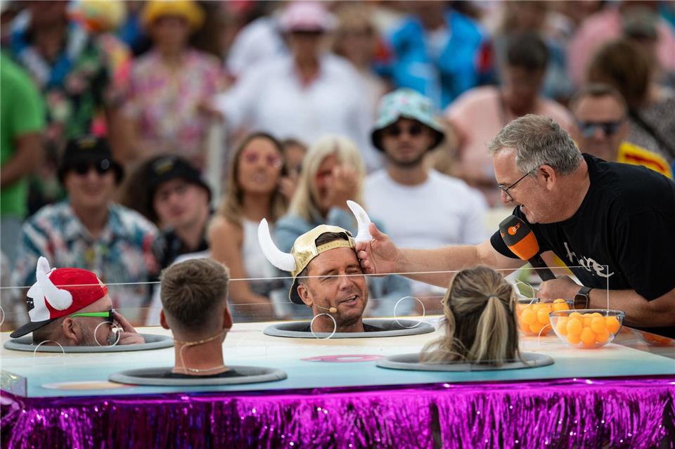 Elton tröstet Lorenz Büffel bei einem der „Fernsehgarten“-Gaga-Spiele.Hannes P. Albert/dpa