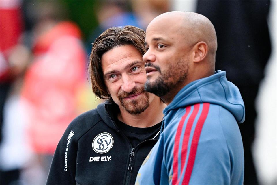 Elversberg-Trainer Vincent Wagner (l) durfte nach der Aufhebung seiner Gelb-Rot-Sperre gegen den FC Bayern München auf der Bank sitzen.Uwe Anspach/dpa