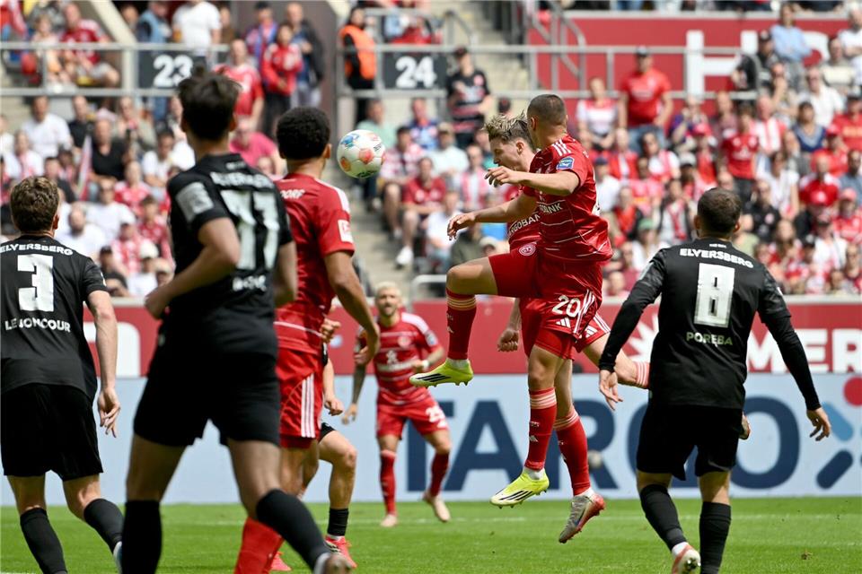 Elversberg lag gegen Düsseldorf 0:2 zur Pause zurück. Anke Waelischmiller/dpa