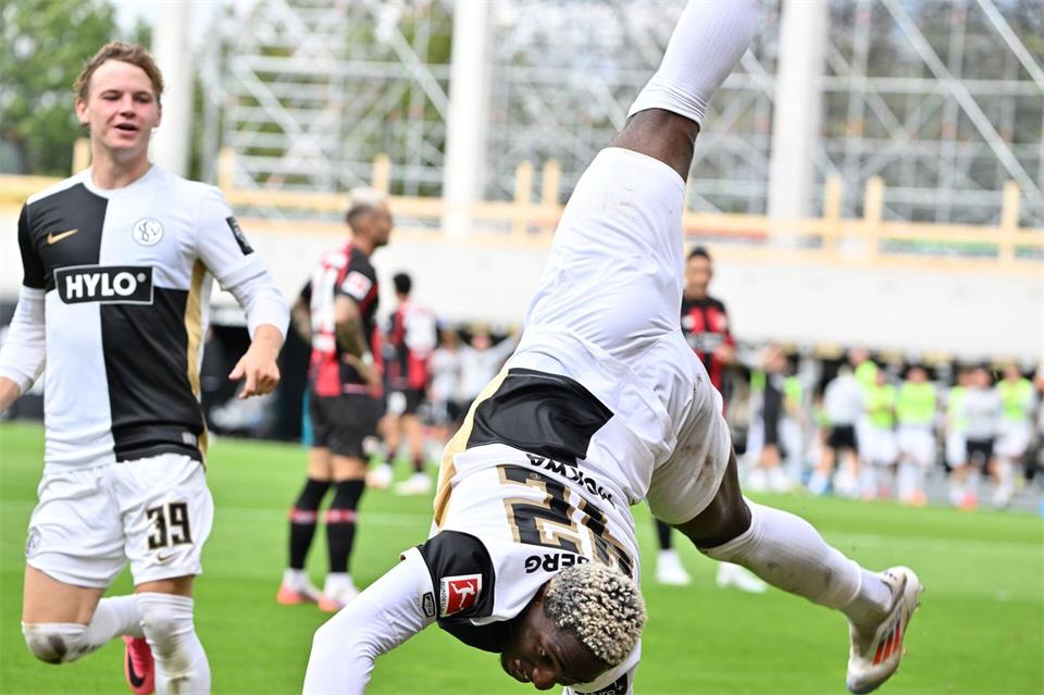 Elversberg steht Kopf: David Mokwa feiert das 3:0 gegen Leverkusen. Harald Tittel/dpa