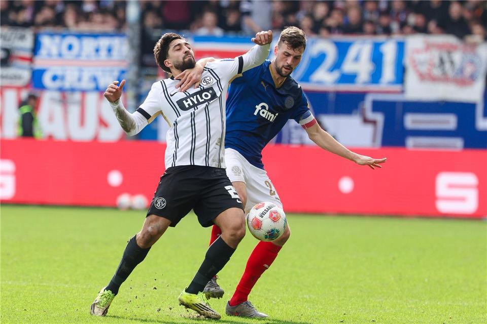 Elversbergs Immanuel Pherai (l) und Kiels Jonas Meffert im Zweikampf.Frank Molter/dpa