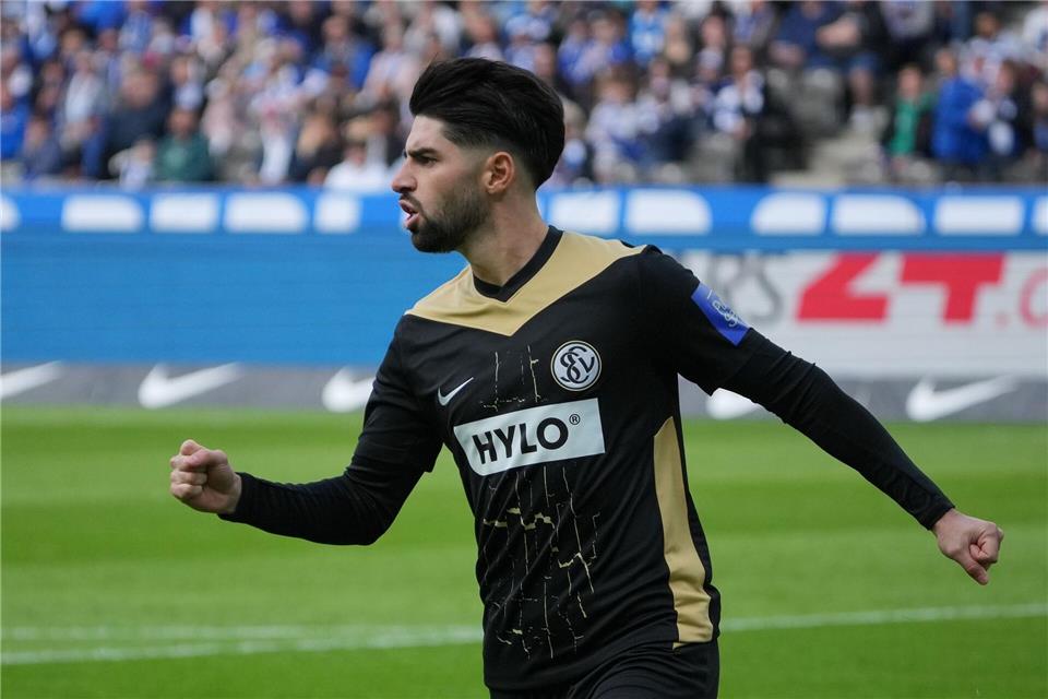 Elversbergs Sahin erzielt gegen Hertha das erste Tor des Tages. Soeren Stache/dpa