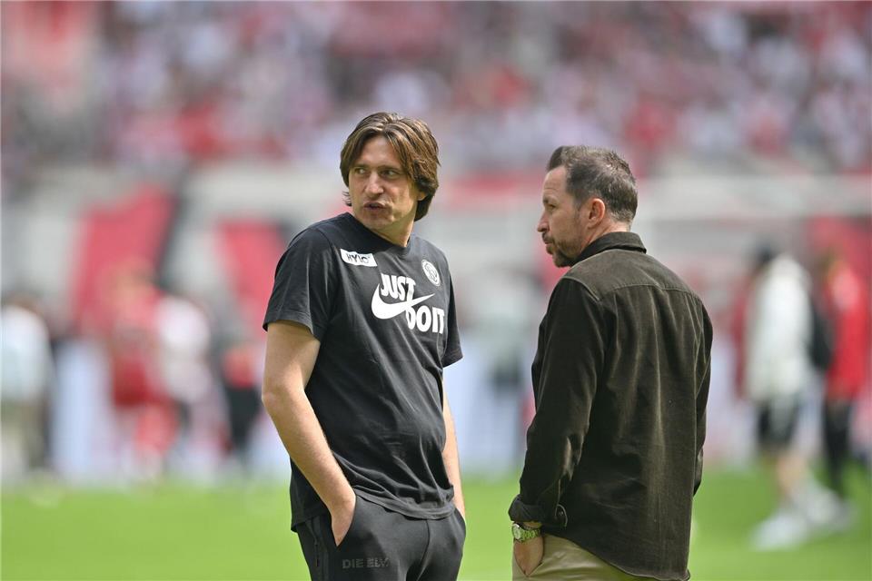 Elversbergs Sportdirektor Christian Weber (r.): Der Dorfclub peilt den Klassenerhalt an. (Archivbild)   Anke Waelischmiller/dpa