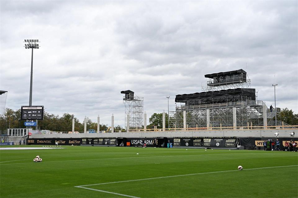 Elversbergs Stadion ist aktuell eine Baustelle. (Archivbild)Harald Tittel/dpa