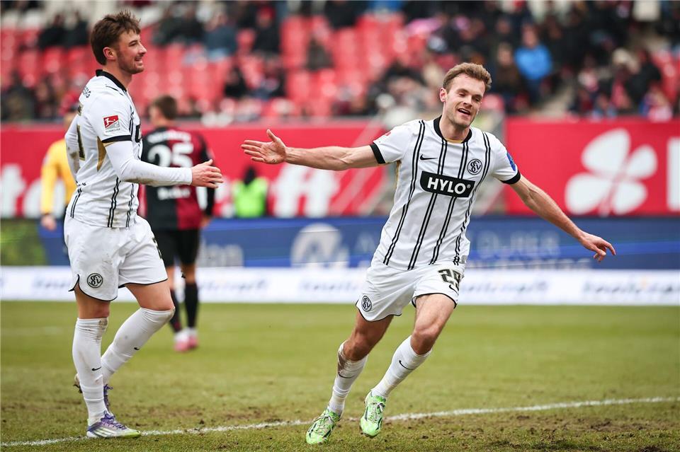 Elversbergs Tom Zimmerschied (r) bestraft den 1. FC Nürnberg.Daniel Karmann/dpa