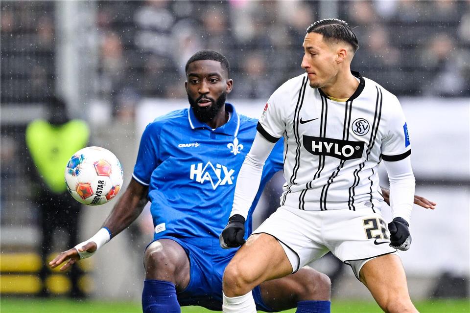 Elversbergs Torjäger Younes Ebnoutalib (r.) im Duell mit Patric PfeifferUwe Anspach/dpa