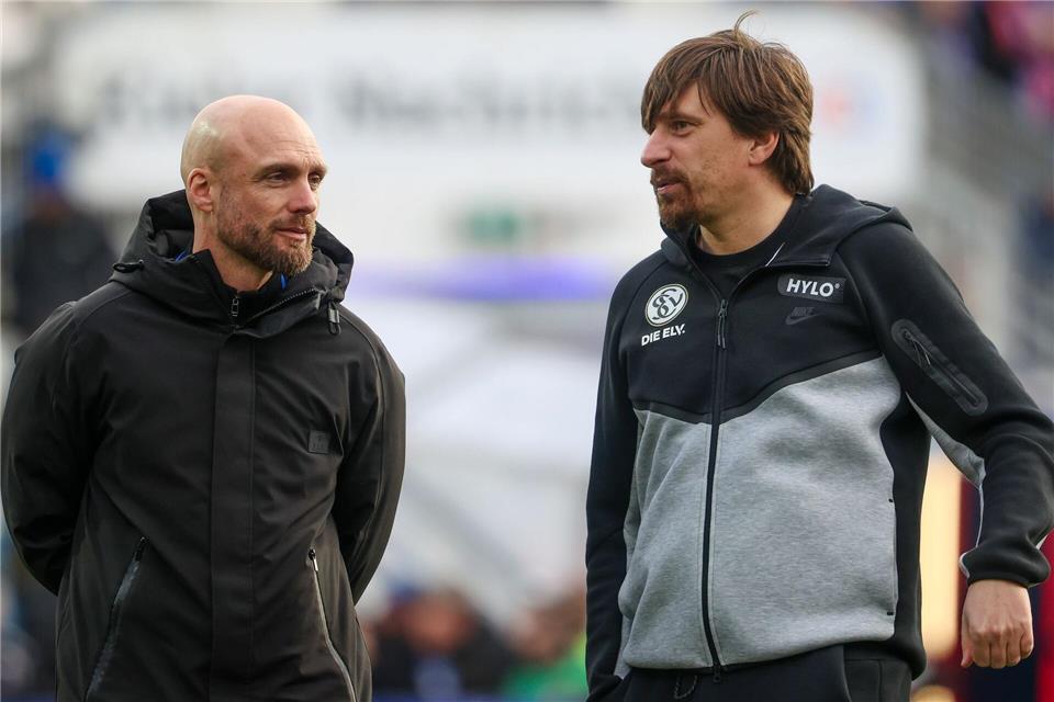 Elversbergs Trainer Vincent Wagner (r.) muss künftig ohne Manager Nils-Ole Book auskommen. (Archivbild)Frank Molter/dpa