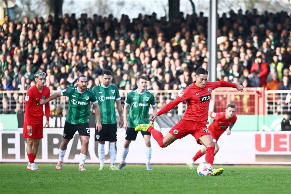 Elversbergs Younes Ebnoutalib erzielt das Tor zum 1:0 per Elfmeter.Bernd Thissen/dpa