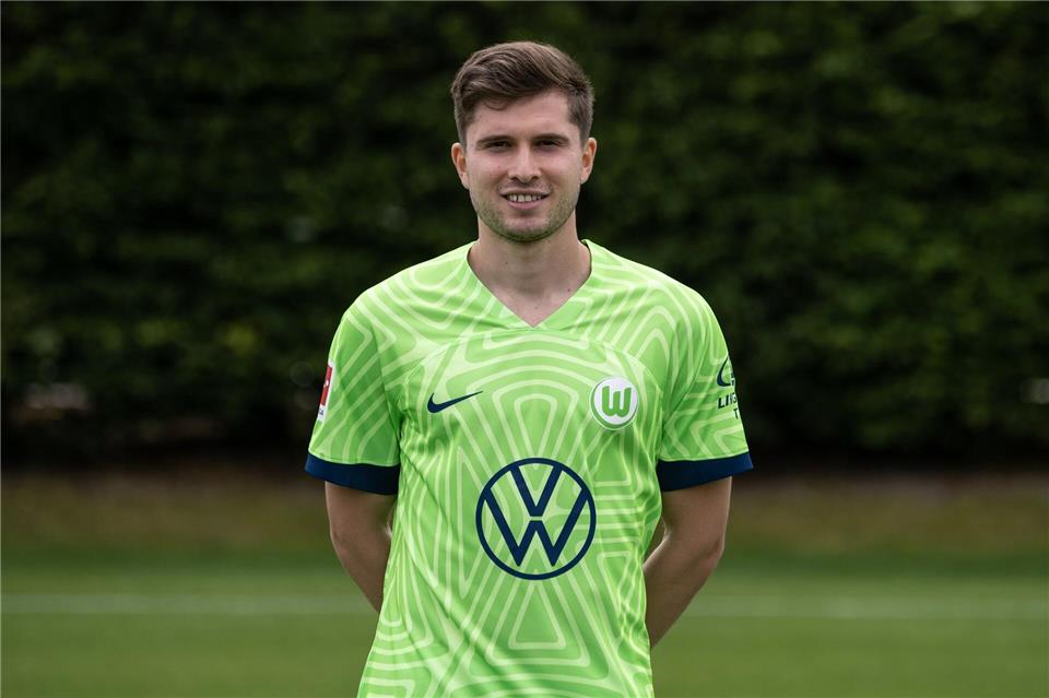 Elvis Rexhbecaj 2022 noch im Trikot des VfL. (Archivbild)Swen Pförtner/dpa